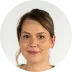  Porträt von Nadia Wiegand mit Headset, freundlicher Gesichtsausdruck, neutraler Hintergrund