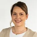 Freundliches Porträt von Nadia Wiegand mit weißem Hintergrund