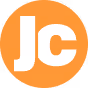 Kreisförmiges Logo mit orangefarbenem Hintergrund und weißen Initialen „JC“ – Logo des Jobcenters.