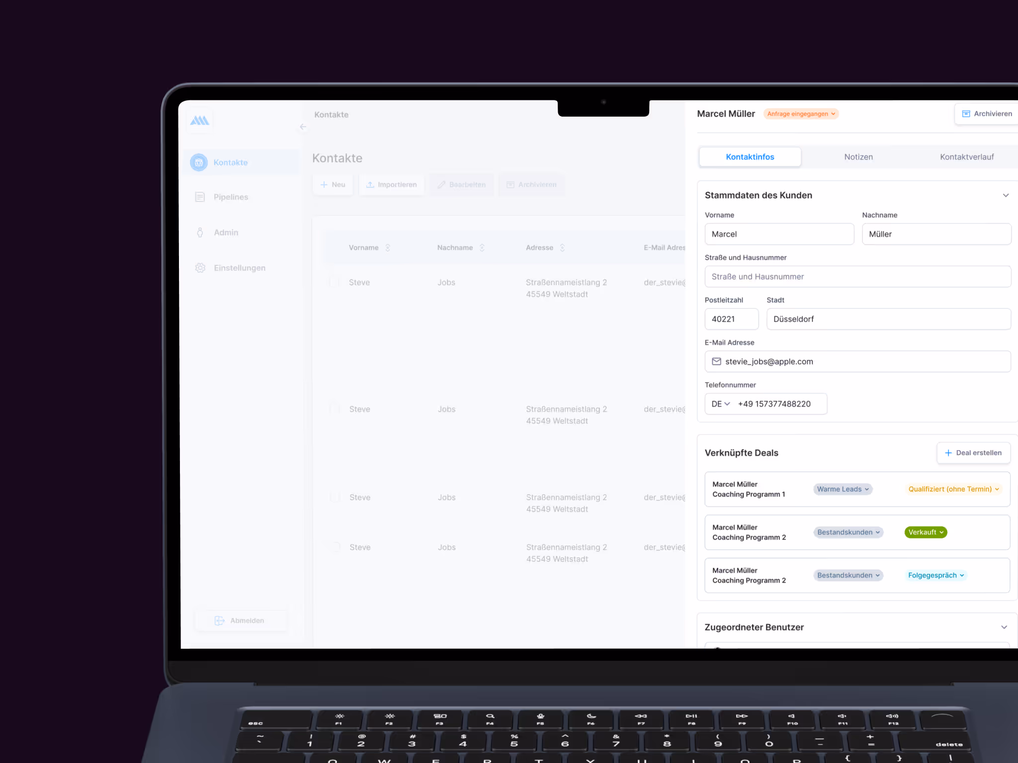 Laptop-Display mit geöffneter Benutzeroberfläche der Software „Umsatz.io“. Auf dem Bildschirm ist ein Kontaktprofil mit Stammdaten, Vertragsdetails und Segmentierungseinträgen sichtbar. Die UI ist klar strukturiert und für den Einsatz im Vertriebs- oder Kundenmanagement konzipiert. Symbolbild für digitale CRM- und Vertriebsprozesse.