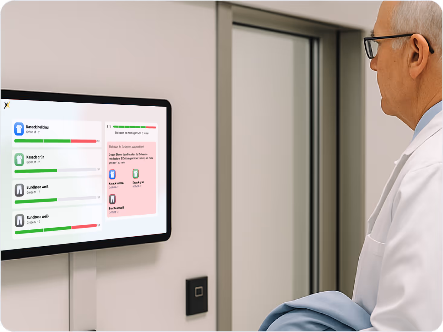 Ein älterer Mann in weißem Kittel steht vor einem Wanddisplay mit der modernen Texxeo-Software. Das Interface zeigt eine übersichtliche Statusanzeige mit farbigen Balken zu verschiedenen Textilarten sowie einer hervorgehobenen Warnmeldung auf der rechten Seite. Symbolbild für datenbasierte Entscheidungsunterstützung und intuitives Ressourcenmanagement im Pflegekontext.