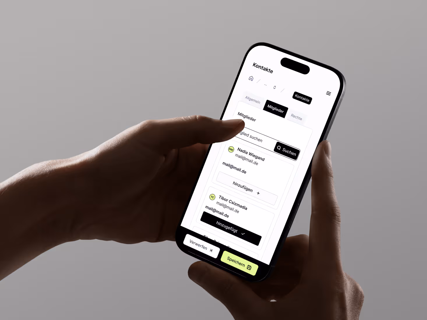 eine hand die ein smartphone hält auf der die mitra app gezeigt wird