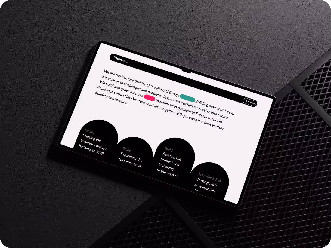 Tablet zeigt Webseite der REHAU Group mit Text und vier schwarzen Kreisen, die Schritte eines Geschäftsprozesses beschreiben.