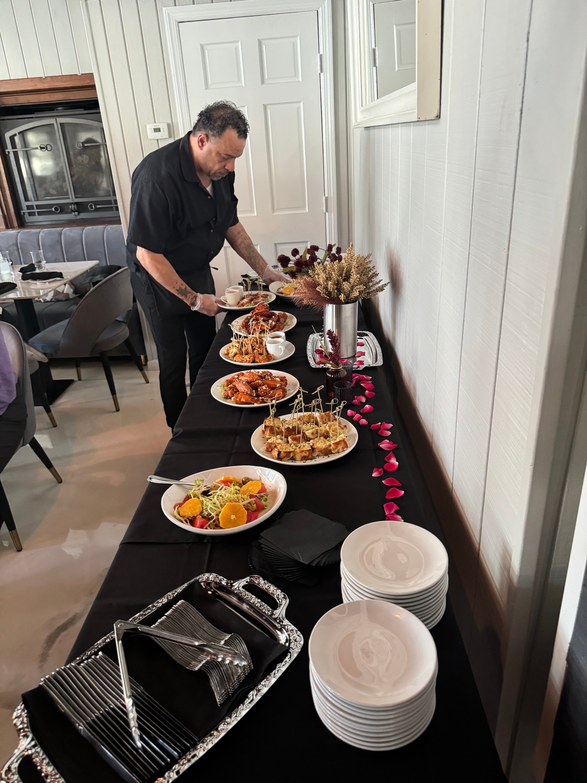 Diners at Dakota's On The Cove