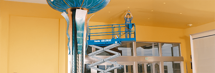 10 benefícios do aluguel de plataforma elevatória pantográfica - Mills