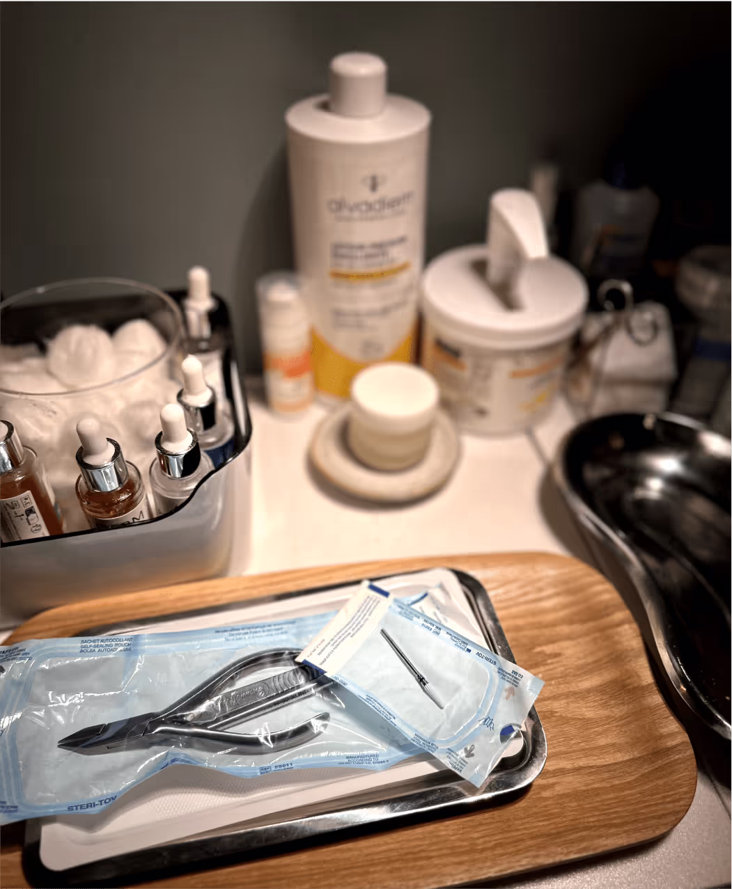 Plateau de soin et outils stérilisés
