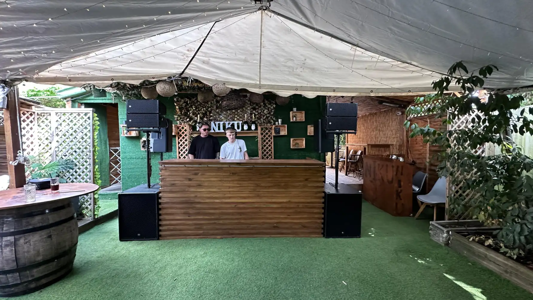 Speaker and DJ decks on hire from Beatz Hire for venue of 150 people 