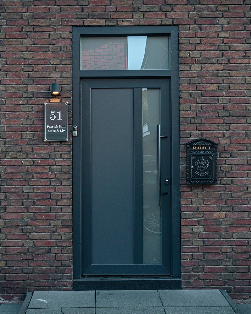 Antracieten kunststof voordeur met bovenlicht en brievenbus