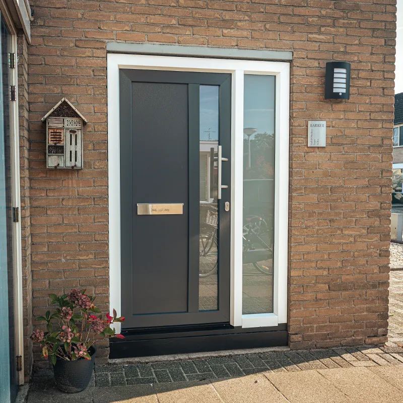 Antracieten kunststof voordeur met zijlicht