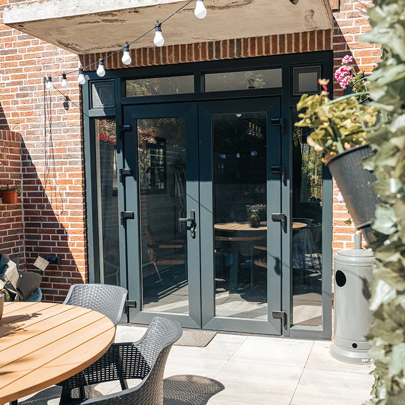 Antracieten kunststof openslaande deuren op een terras