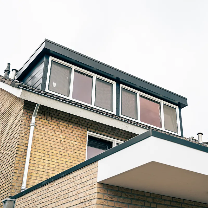 Antracieten dakkapel met zes ramen en veel daglicht