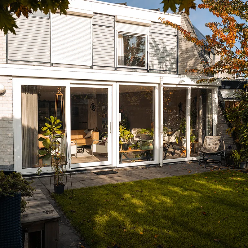 Witte 3-delige kunststof schuifpui in de achtergevel met tuin