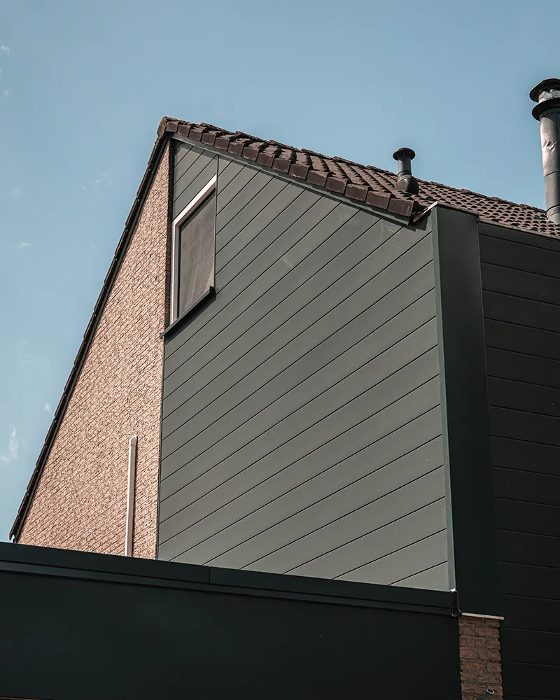 Keralit gevelbekleding in een geveltop, groen-grijze kleurstelling