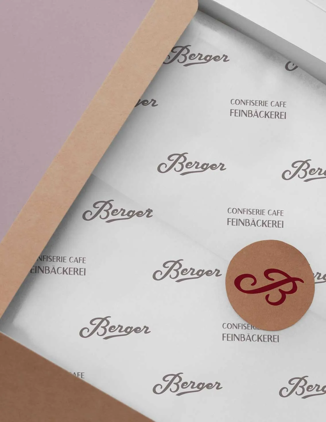 Edle Verpackung mit feinem, mit dem Logo der Confiserie Berger bedrucktem Seidenpapier.