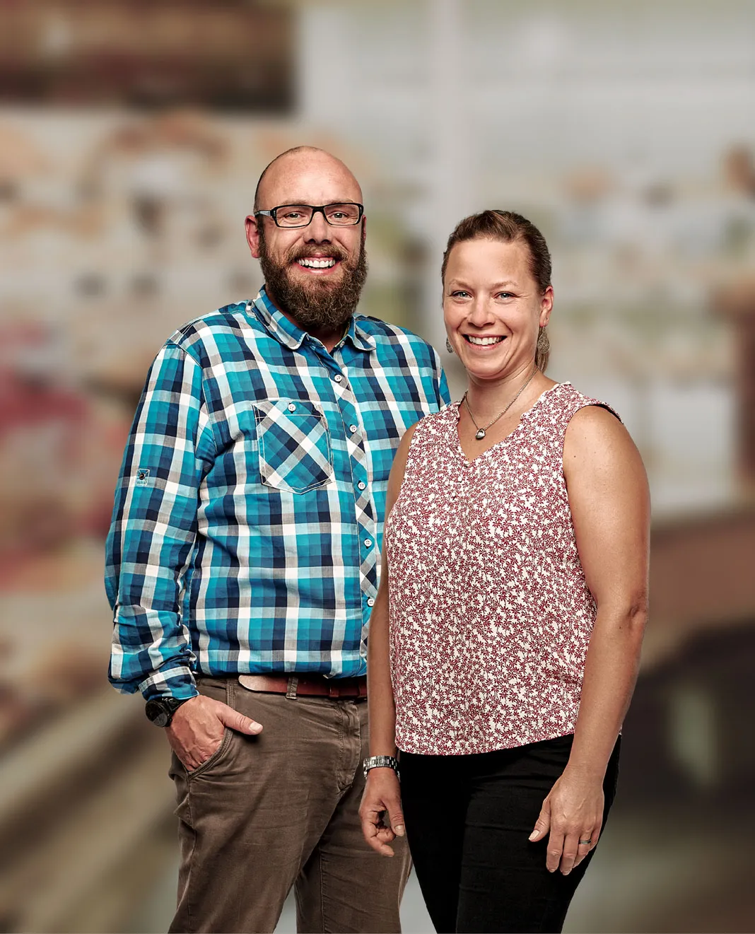 Chris Berger, Bäcker-Konditor-Confiseur in vierter Generation, und seine Partnerin Belinda Grütter, beide Mitarbeitende der Confiserie Berger, posieren gemeinsam.