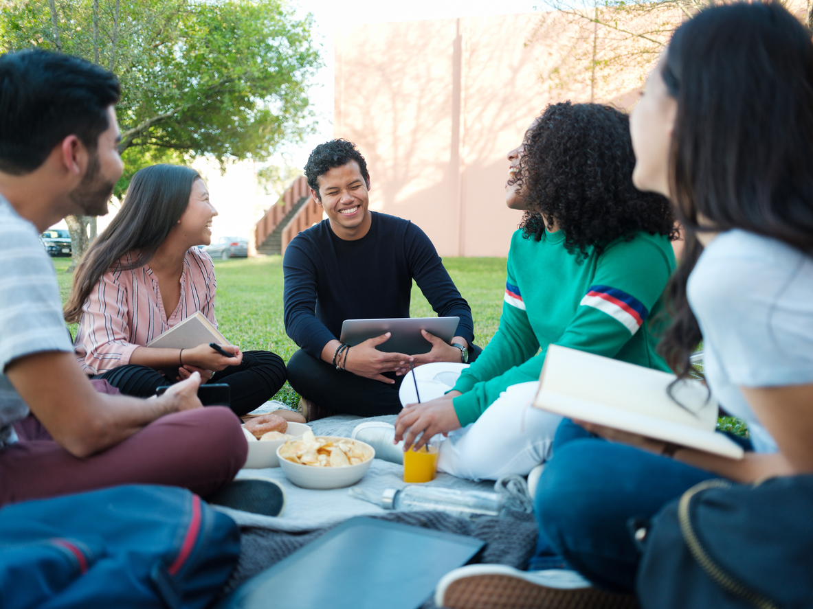 🎓 How to Survive (and Enjoy!) Freshers’ Week 🎉