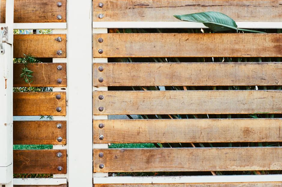 aluminum vs wood fence durability comparison