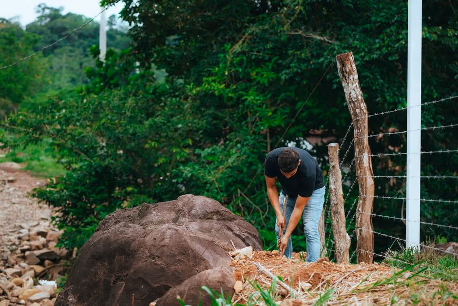 professional fence installers setting posts in concrete professional fence installers setting posts in concrete