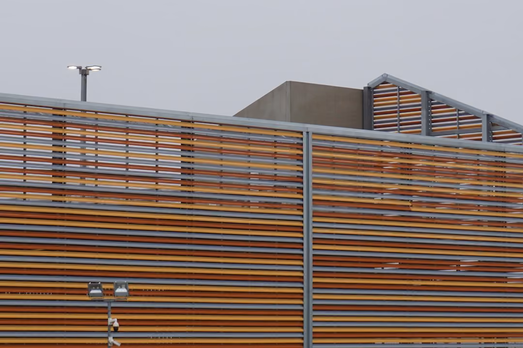 modern horizontal slat lattice screen in backyard