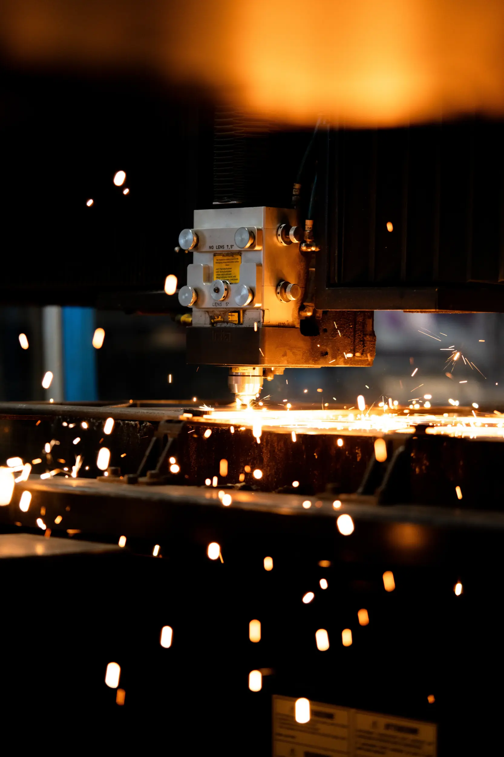 Nahaufnahme während des Laserschneidens.