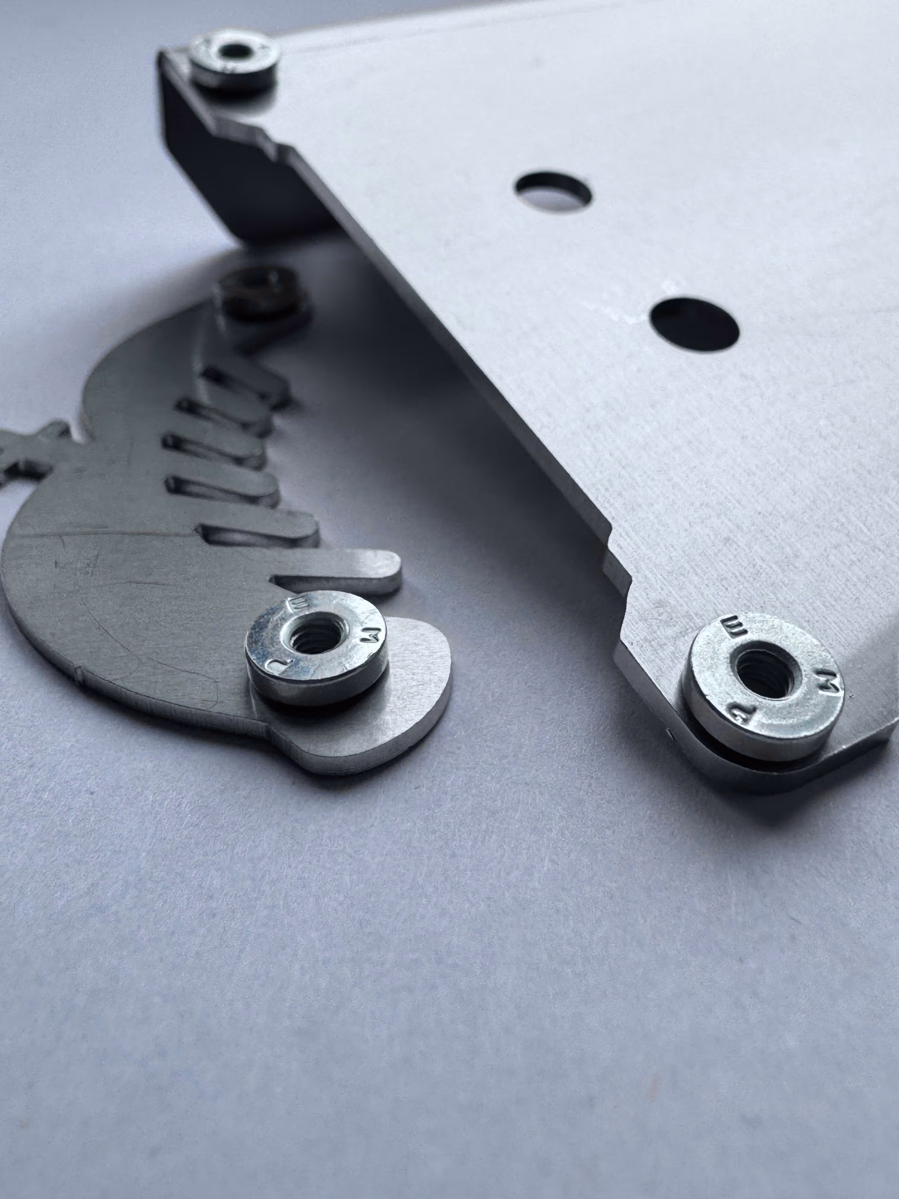 Ein Werkstück aus Metall, um die Einpresstechnik zu demonstrieren.