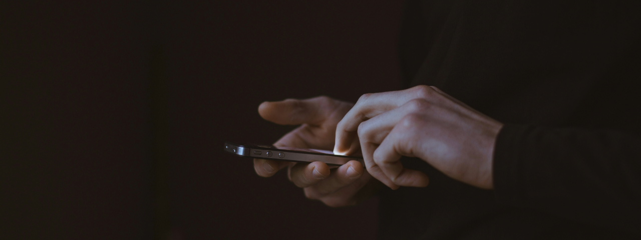 User browsing a product page on mobile, illustrating SEO and SEM alignment.