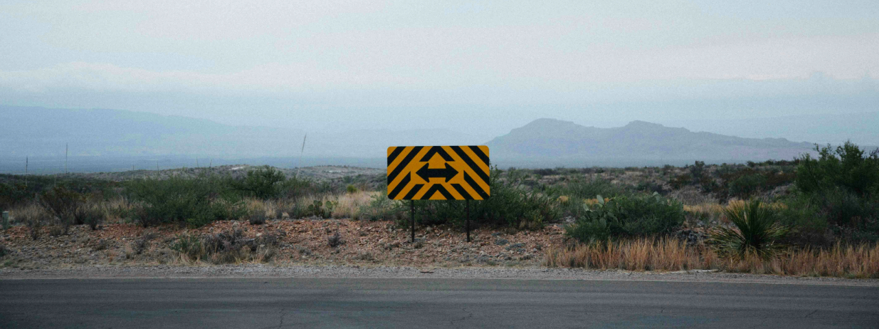 Visual metaphor of SEO and SEM as two opposite directions for visibility.