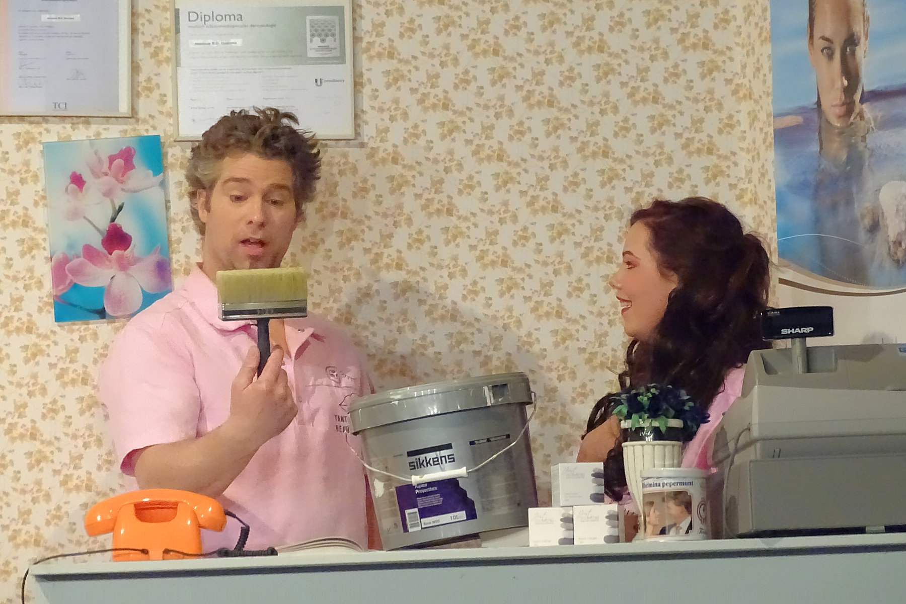 Sandwich and slice of lemons