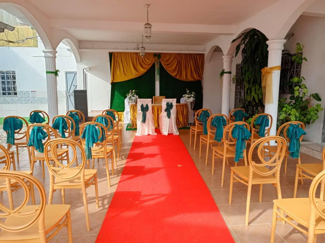 Salle de réception décorée pour un mariage civil au Beaulieu Gabon.