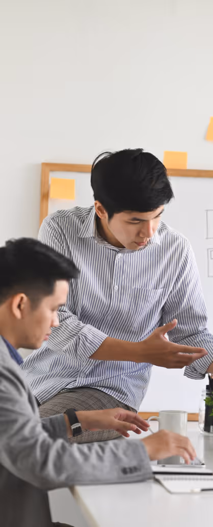 software-developer-meeting-with-designer