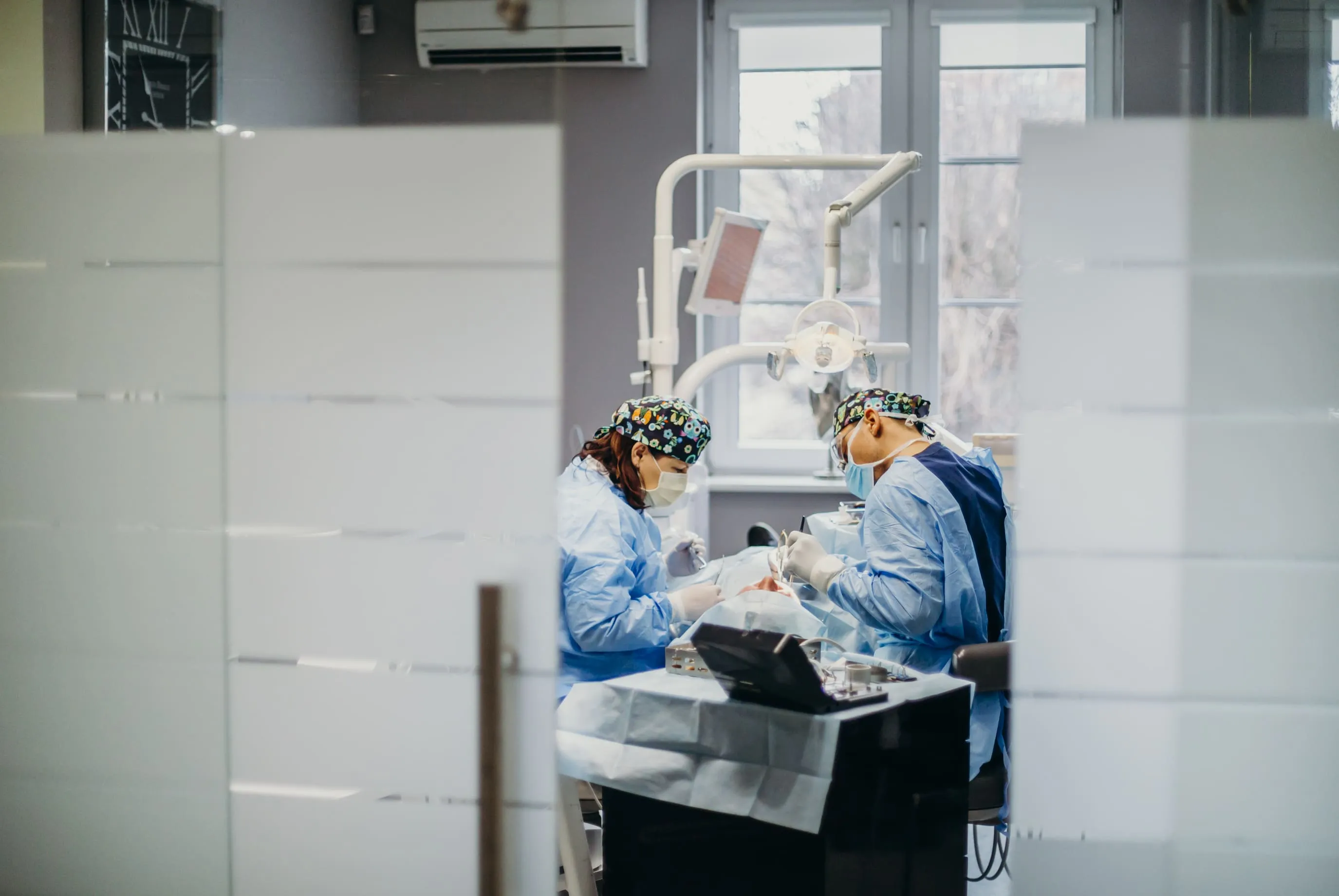 karol-sujka-implanty-natychmiastowe-olsztyn