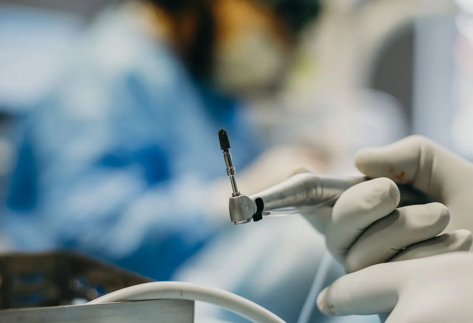 nowoczesne-implanty-dentystyczne-odbudowa-brakujacych-zebow-w-olsztynie