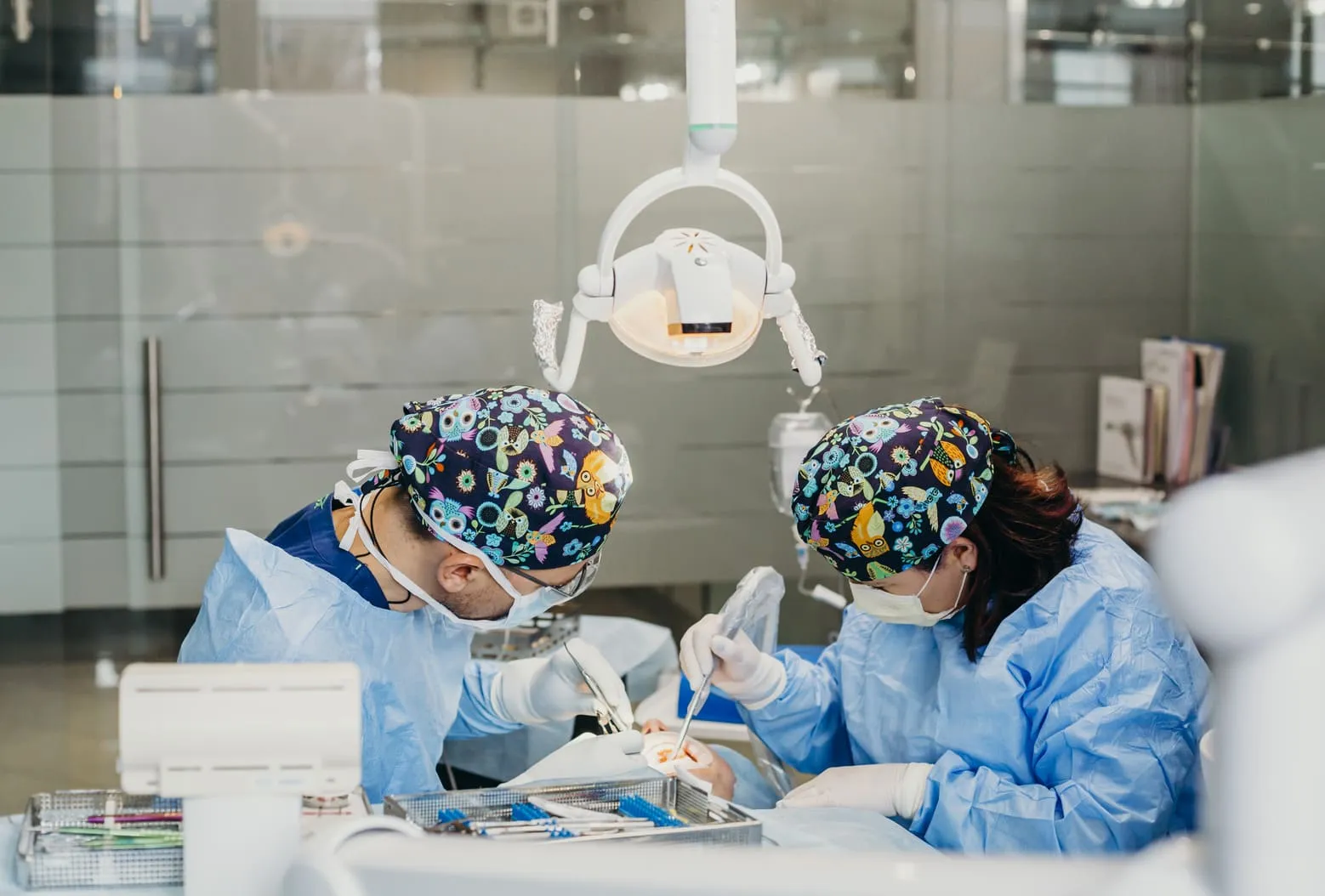 zabieg-wszczepienia-implantu-zebowego-dr-karol-sujka-olsztyn