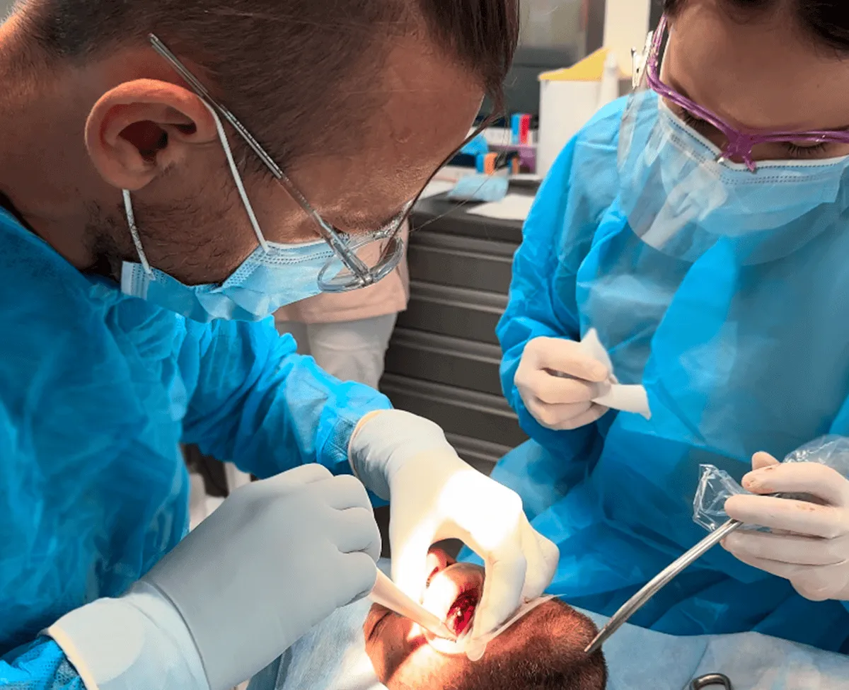 bezbolesne-implanty-zebowe-olsztyn