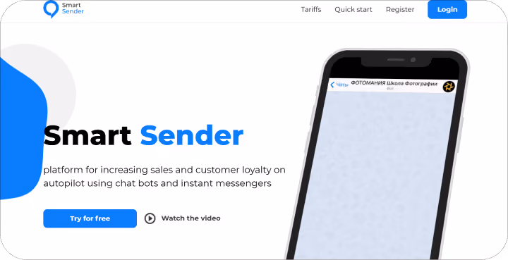 Вебсайт Smart Sender з логотипом у верхньому лівому куті, навігацією з посиланнями на тарифи, швидкий старт, реєстрацію та кнопку входу в правому верхньому куті, заголовок "Smart Sender" із підзаголовком про платформу для збільшення продажів і лояльності клієнтів за допомогою чат-ботів і месенджерів; кнопка "Спробуйте безкоштовно" і посилання на перегляд відео праворуч зображення смартфона.