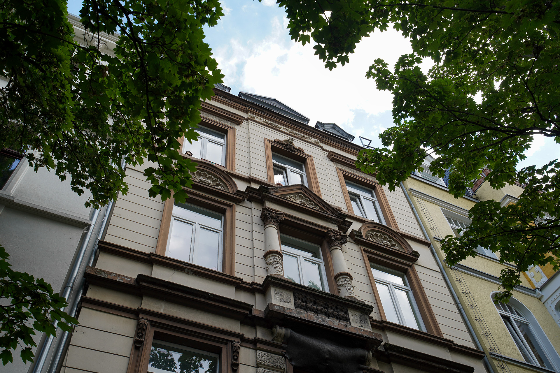 Historisch. Kunstvoll. Effizient – Denkmal-MFH in Bestlage mit Dachterrasse