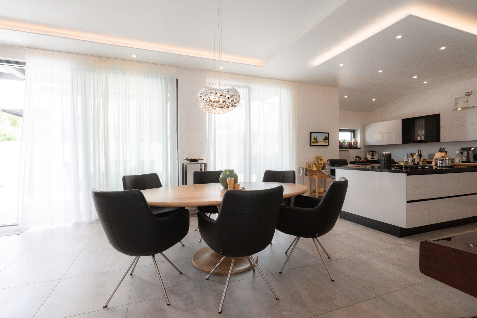 LICHT ALS ARCHITEKTUR | WIE HOHE DECKEN UND BODENTIEFE FENSTER RÄUME VERÄNDERN