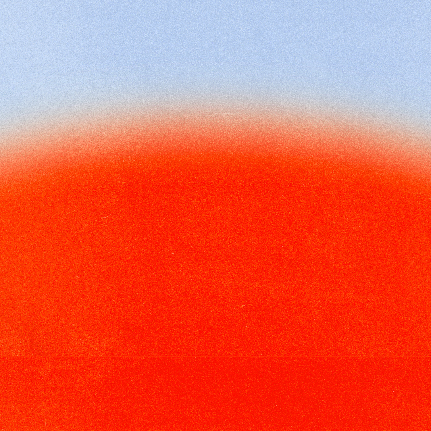 L’affiche met le soleil à l’honneur de façon immersive : la lumière semble nous envelopper. Ce rouge-orange flamboyant et chaleureux envahit le visuel et attise notre curiosité. L’ajout de texture nous donne l’impression qu’il en émane lumière et chaleur, tout en apportant un traité vintage au visuel. Merci à Hugo Lafitte pour les photographies.