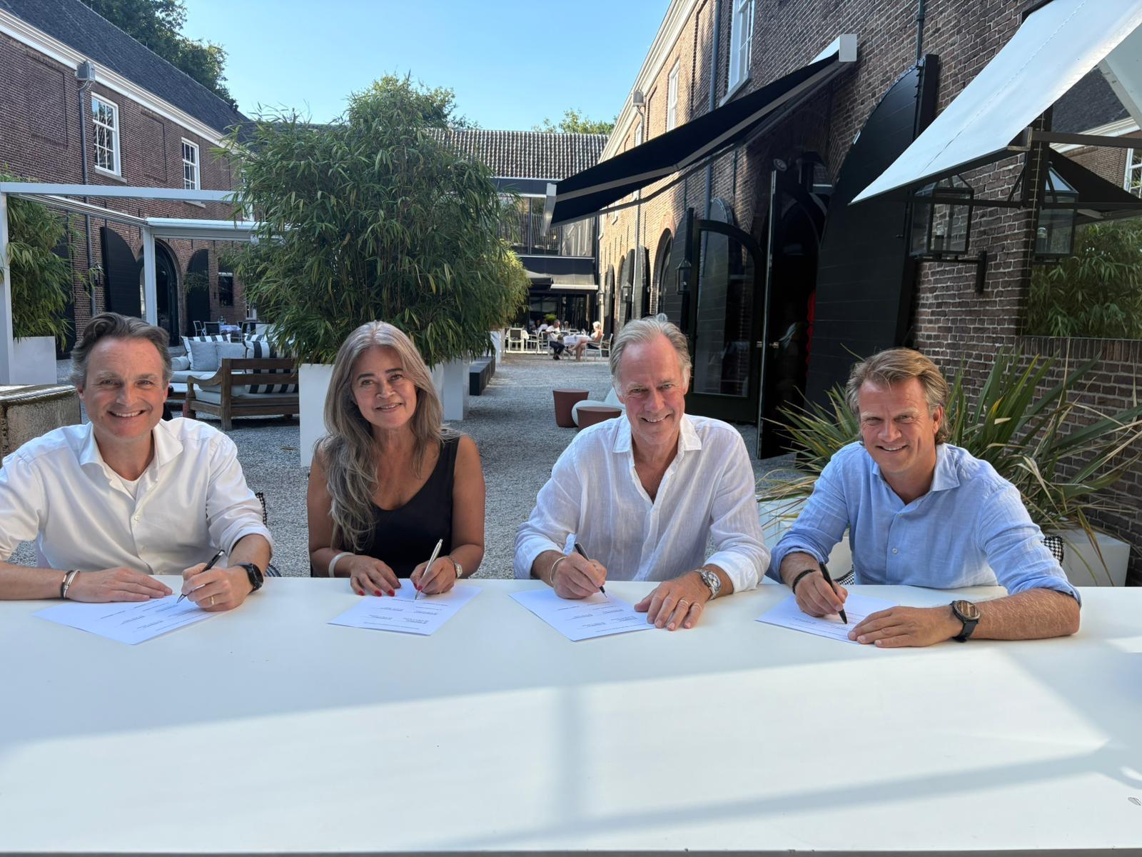Eigenaren PINVoorschot en CEO & CFO Swishfund tekenen contract