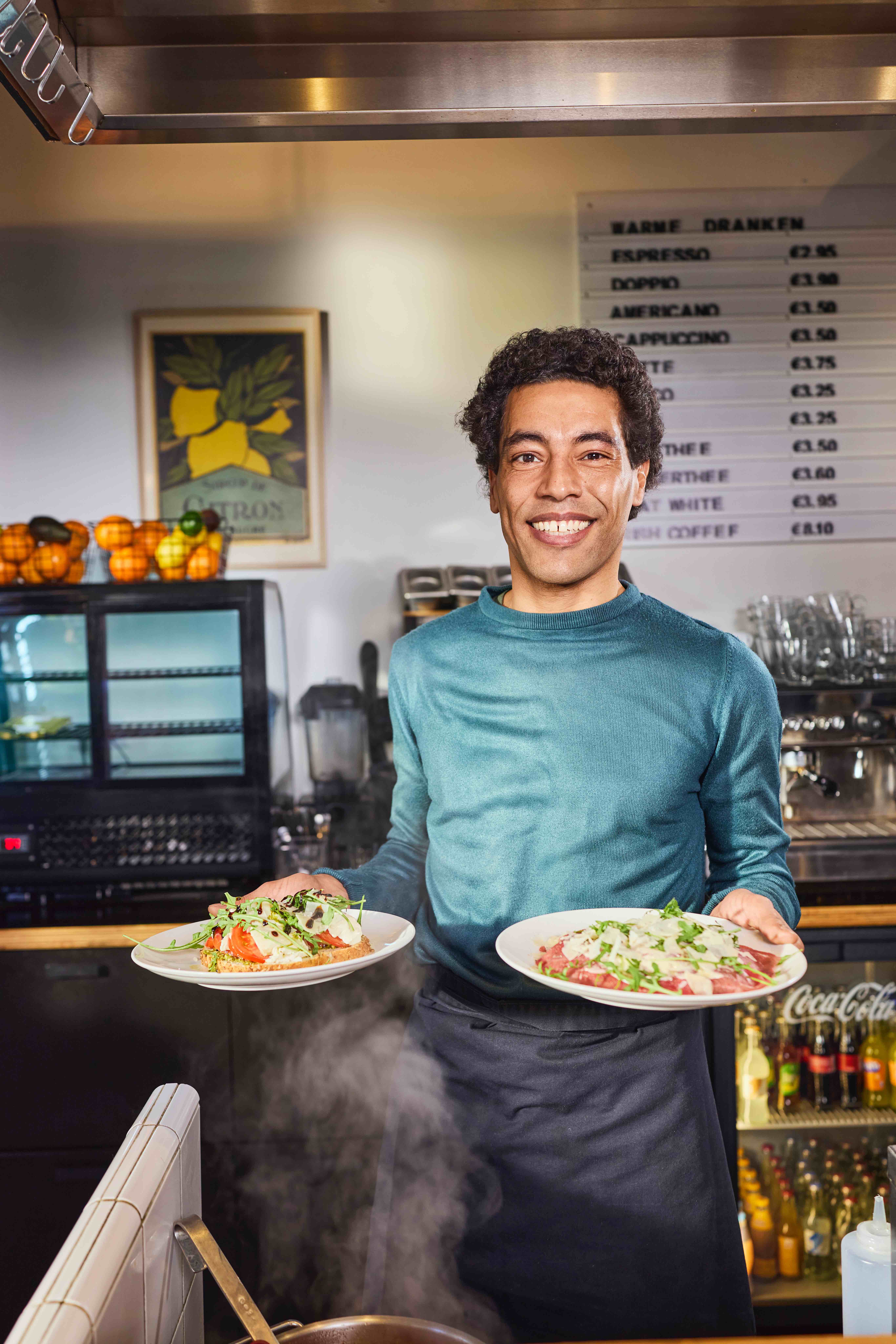 Horeca ondernemer maakt zich klaar voor de drukte