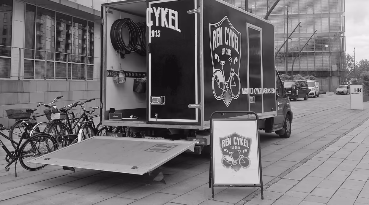 Mobilt cykelværksted parkeret ved cykler klar til cykelservice og cykelreparation på stedet.