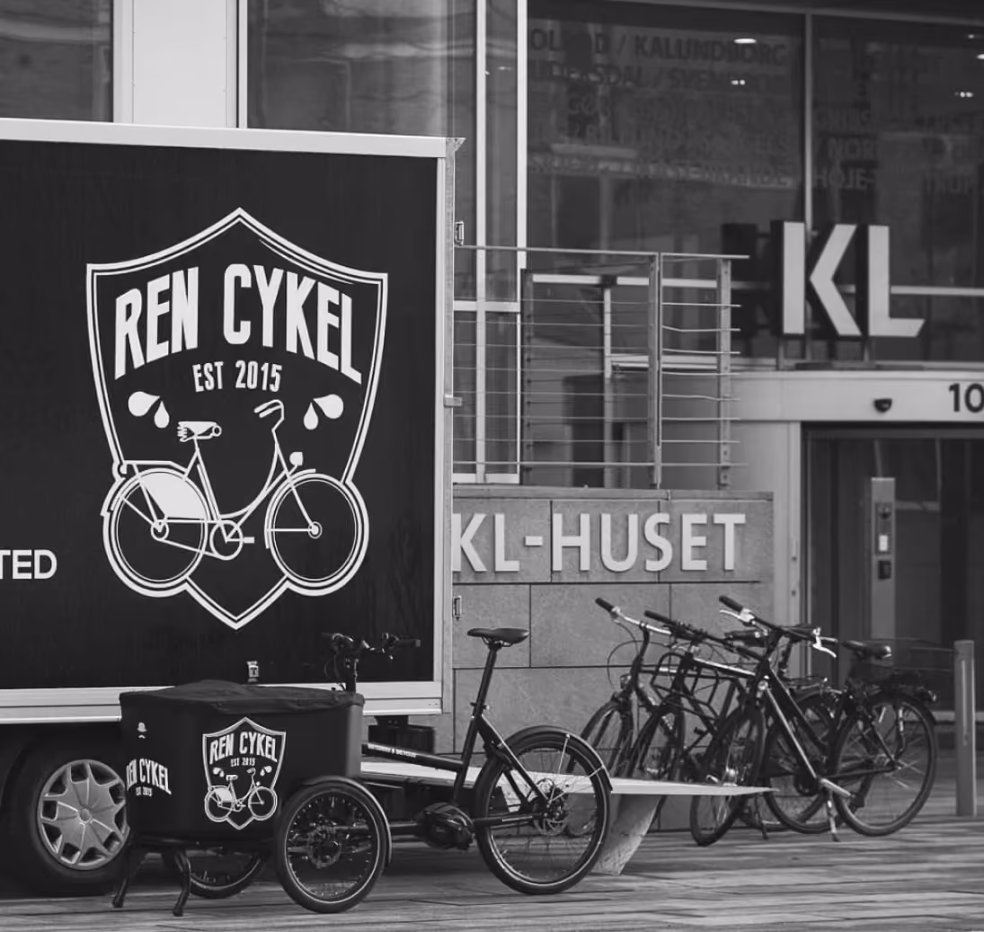 Ren Cykel mobilt cykelværksted ved KL-Huset med cykler klar til cykelservice og cykelreparation.