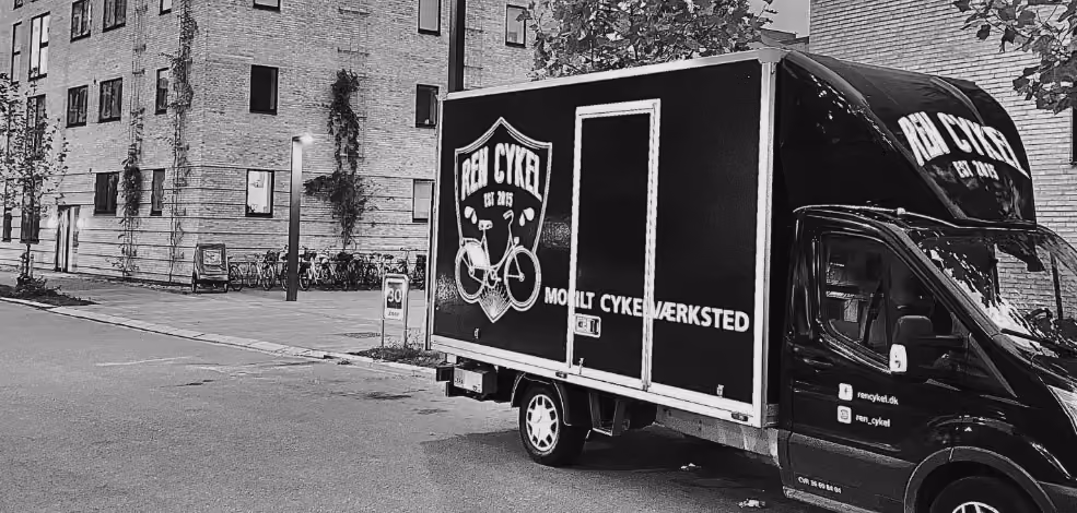 Ren Cykels mobile cykelværksted parkeret i boligområde – tilbyder fleksibel cykelservice, konkurrencedygtige cykel service priser og mobil cykelservice direkte til døren.