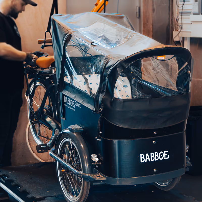 Babboe elladcykel til cykelservice hos cykelmekaniker, fokus på støtteben, gear og skivebremser.