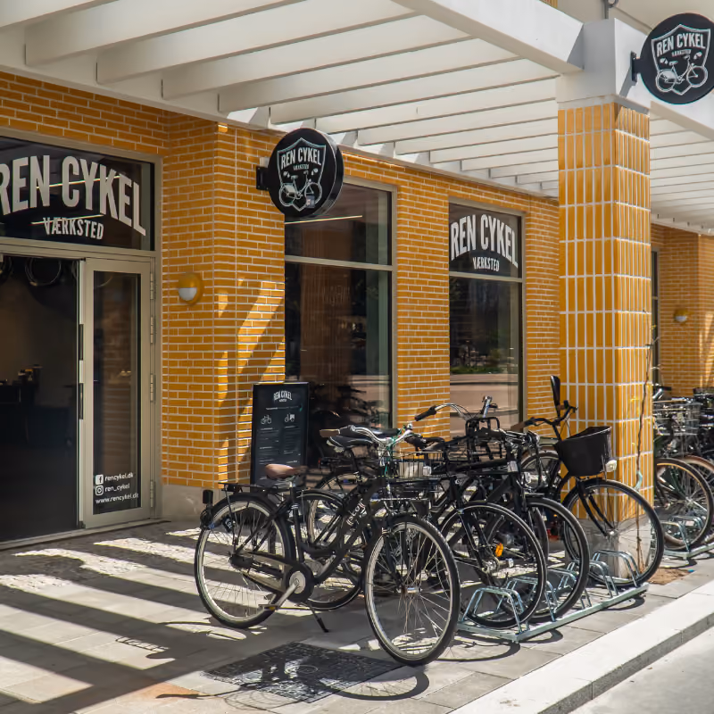 Ren Cykel værksted med cykler parkeret udenfor, klar til cykelservice, reparation og køb af cykeldele.