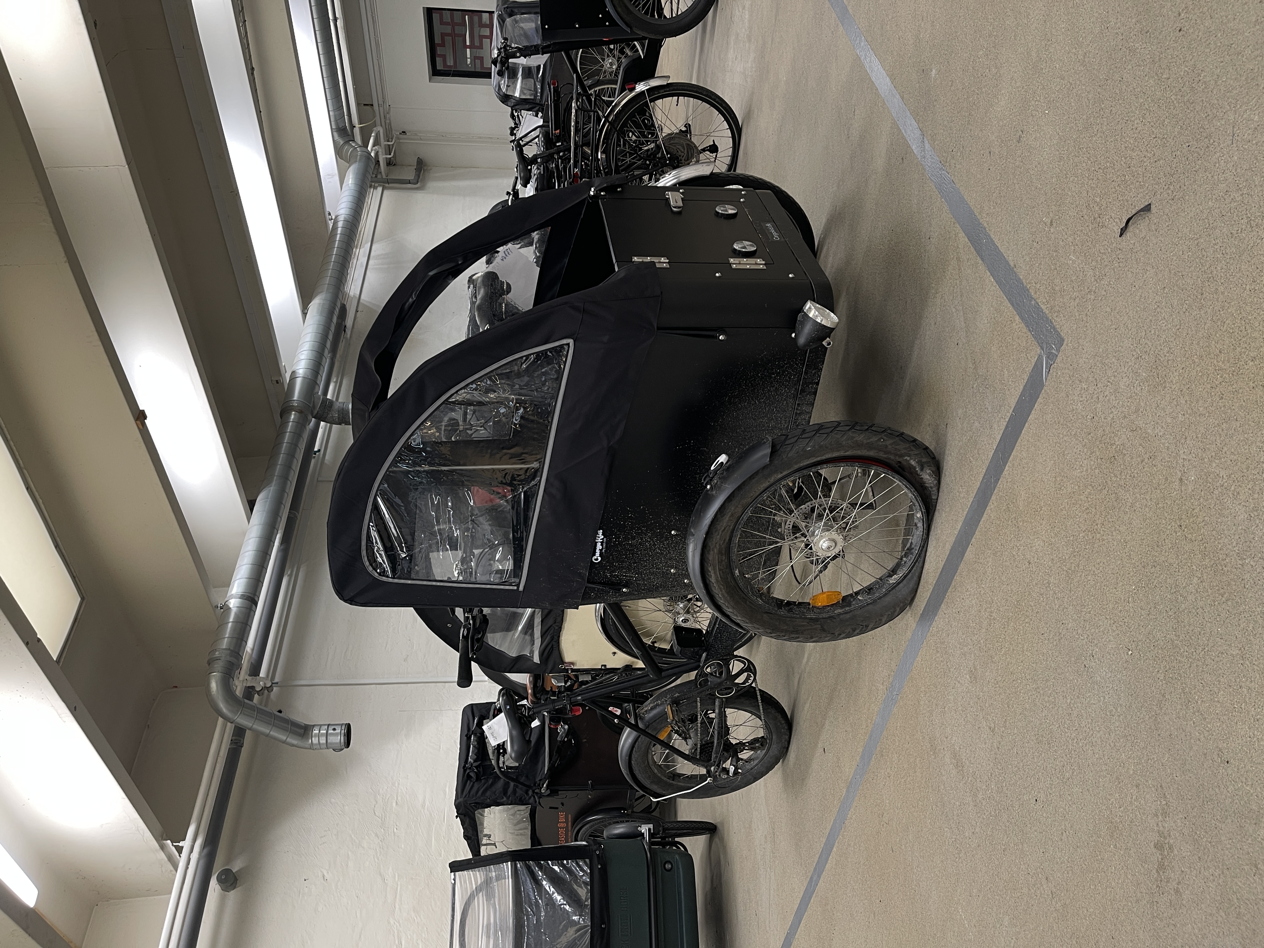 Ladcykel som viser tegn på mangel af vedligeholdelse, er klar til et cykelservice.
