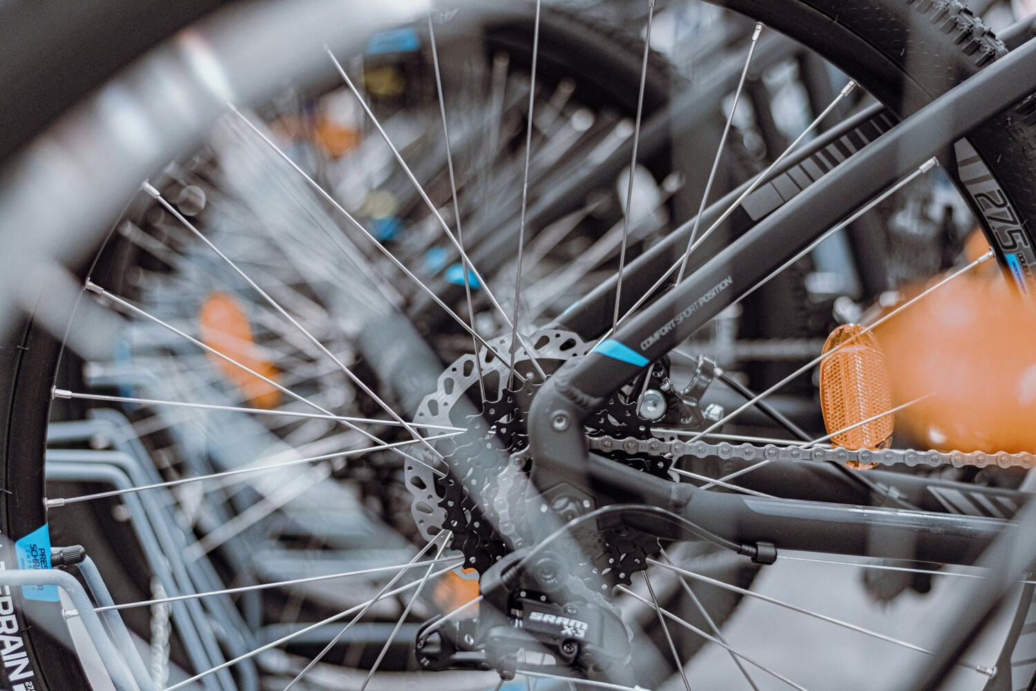 Detaljebillede af en cykels baghjul og gearsystem i et cykelværksted, ideelt til illustration af emner som vask af cykel, cykelvask i København, cykel rengøring og generel vedligeholdelse.