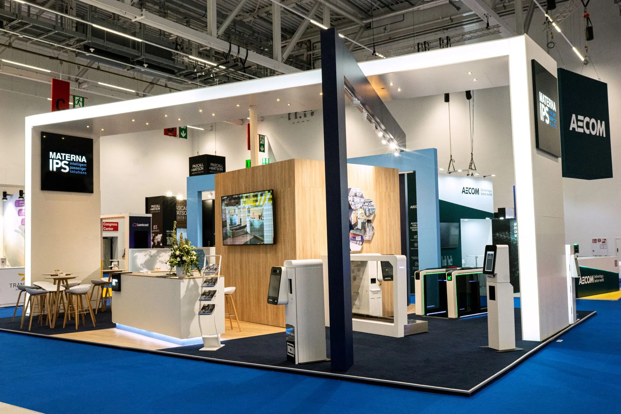 Messestand von Materna mit nachhaltigem Design und Teppich und Holzboden, PTE 2024