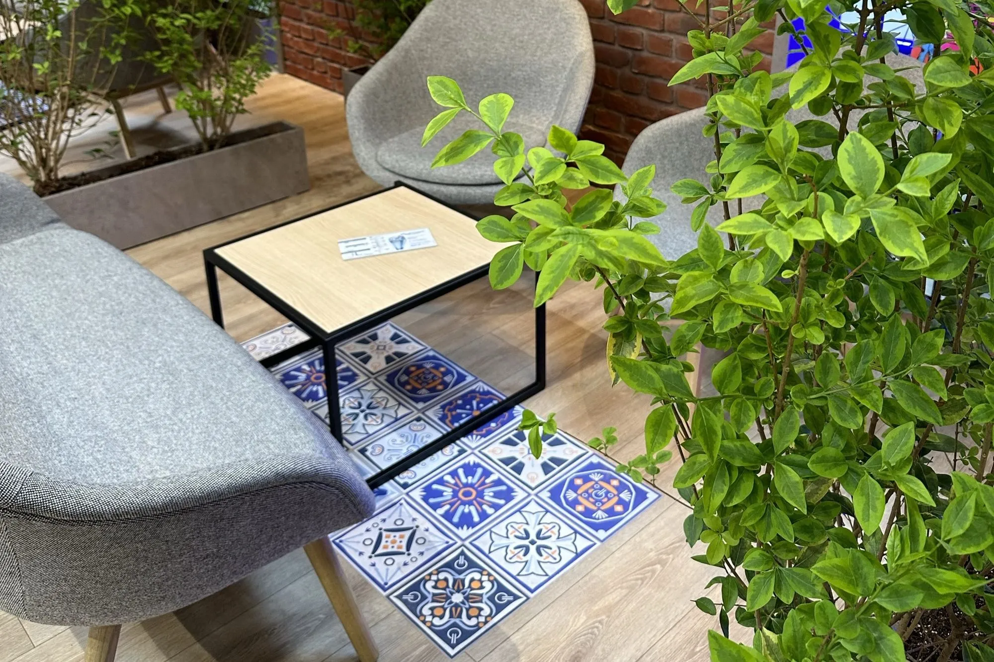 Besprechungsbereich Messestand von Böllinghaus Steel mit nachhaltigem Design Wire 2024