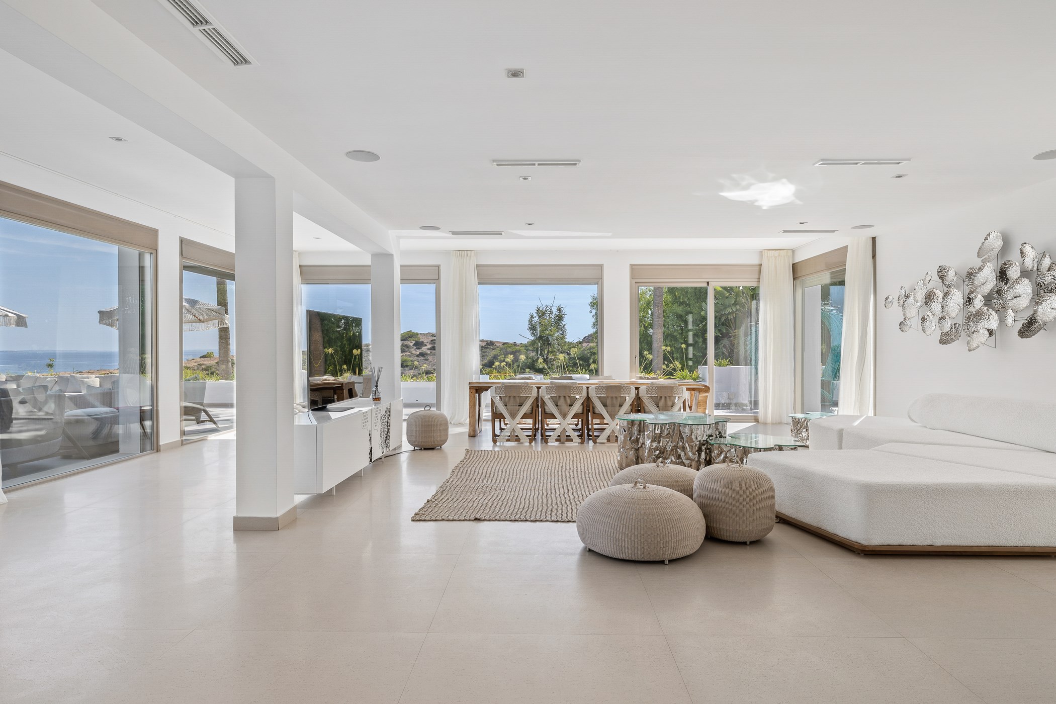 Villa Azura – 4-bedroom villa, with fully furnished interiors (photo 4 of 49)